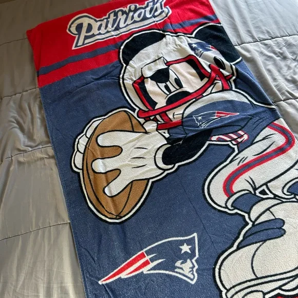 New England Patriots Mickey Mouse Disney NFL towel ; used vintage tailgate ready - Picture 4 of 7